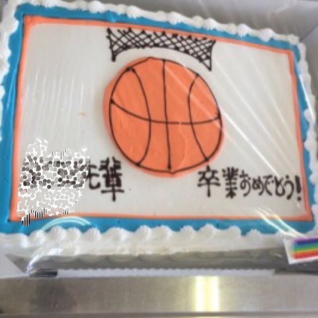 中学バスケ部三送会 ひとりしかいなかった3年生を送る会 初めて コストコのどでかケーキを利用 でかい とにかくでかい 30cm 45cmだったかな 厚さもかなりのもの ほかにもピザやちらし寿司も用意したから みーんな満腹 Rie S Blog